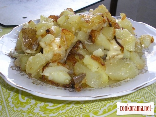 Potatoes in their jackets fried with cheese