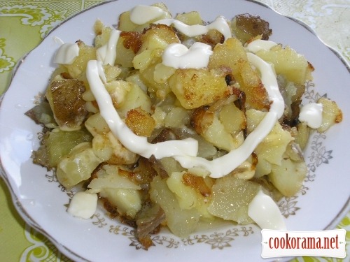 Potatoes in their jackets fried with cheese