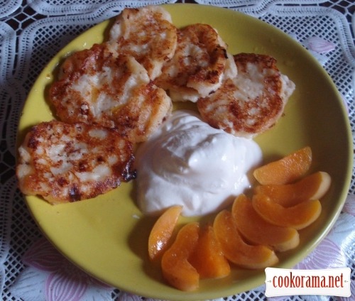 Summer cheese pancakes with apricots